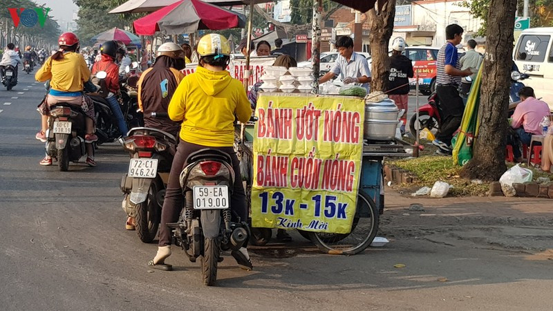 Vì giá thành rẻ nên nhiều người vẫn mua dùng và không quan tâm đến chất lượng ATVSTP (đường Điện Biên Phủ đoạn từ Ngã Tư Hàng Xanh đi lên trung tâm TP).