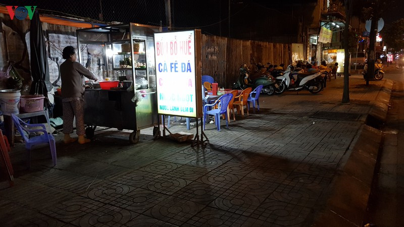 Không chỉ riêng ban ngày mà buổi tối các quầy hàng rong vẫn buôn bán (đường Phạm Văn Đồng, quận Thủ Đức).