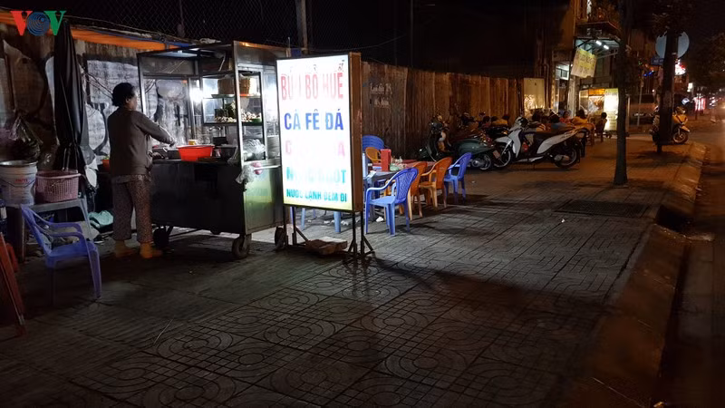 Không chỉ riêng ban ngày mà buổi tối các quầy hàng rong vẫn buôn bán (đường Phạm Văn Đồng, quận Thủ Đức).