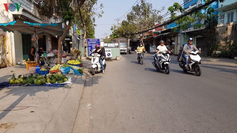 Không chỉ có thức ăn, và đồ uống, rau, củ, quả cũng được người dân bày ra vỉa hè để buôn bán (đường Phạm Thế Hiển, quận 8).