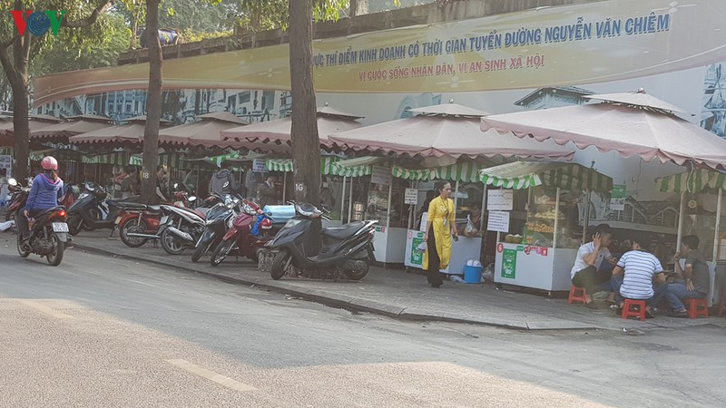 Để quản lý và kiểm tra, giám sát được chất lượng ATVSTP, TP HCM đang thí điểm mô hình Phố hàng rong trên đường Nguyễn Văn Chiêm.