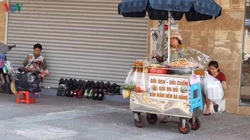 Thời tiết ở TP HCM luôn nắng nóng mà thực phẩm chỉ được bảo quản dưới lớp ni lông nên rất dễ bị hư hỏng (đường Hàm Nghi, quận 1).