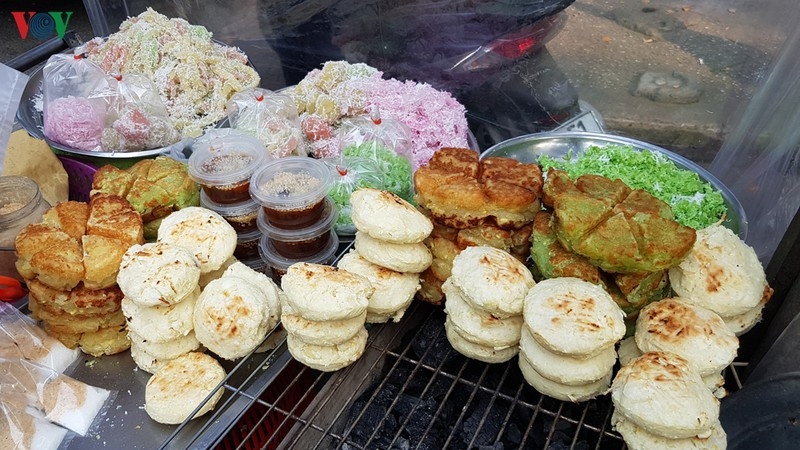 Các đồ ăn này cũng chưa được kiểm soát chặt chẽ (đường Phạm Ngọc Thạch, quận 1).