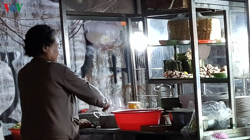 Làm thức ăn trực tiếp bằng tay không, luôn tiềm ẩn nguy cơ thức ăn bị nhiễm khuẩn độc hại (đường Phạm Văn Đồng, quận Thủ Đức).