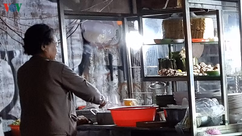 Làm thức ăn trực tiếp bằng tay không, luôn tiềm ẩn nguy cơ thức ăn bị nhiễm khuẩn độc hại (đường Phạm Văn Đồng, quận Thủ Đức).