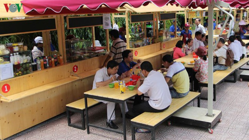 Dẹp bỏ hàng rong là điều bất khả thi, cho nên việc đưa họ vào hoạt động quy củ có thể là một giải pháp cần thiết để có thể kiểm soát tốt hơn vấn đề về an toàn thực phẩm trên hè phố.