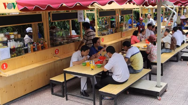 Dẹp bỏ hàng rong là điều bất khả thi, cho nên việc đưa họ vào hoạt động quy củ có thể là một giải pháp cần thiết để có thể kiểm soát tốt hơn vấn đề về an toàn thực phẩm trên hè phố.