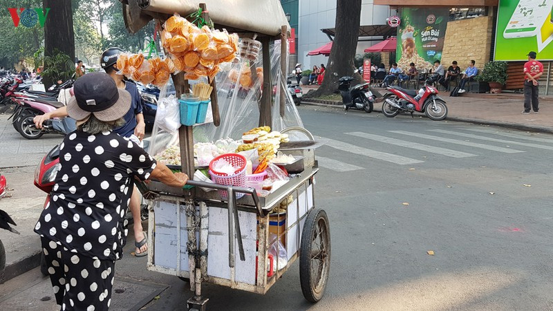 Thực phẩm không được che chắn luôn tiềm ẩn nguy cơ mất ATVSTP khi buôn bán gần các đường lớn (đường Phạm Ngọc Thạch, quận 1).