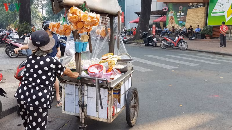 Thực phẩm không được che chắn luôn tiềm ẩn nguy cơ mất ATVSTP khi buôn bán gần các đường lớn (đường Phạm Ngọc Thạch, quận 1).