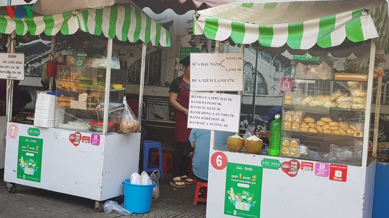 Tại phố hàng rong Nguyễn Văn Chiêm, mọi người được phép buôn bán trên vỉa hè theo giờ quy định của chính quyền địa phương (sáng từ 6h - 9h trưa từ 11h -14h).