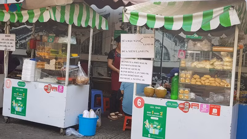 Tại phố hàng rong Nguyễn Văn Chiêm, mọi người được phép buôn bán trên vỉa hè theo giờ quy định của chính quyền địa phương (sáng từ 6h - 9h trưa từ 11h -14h).