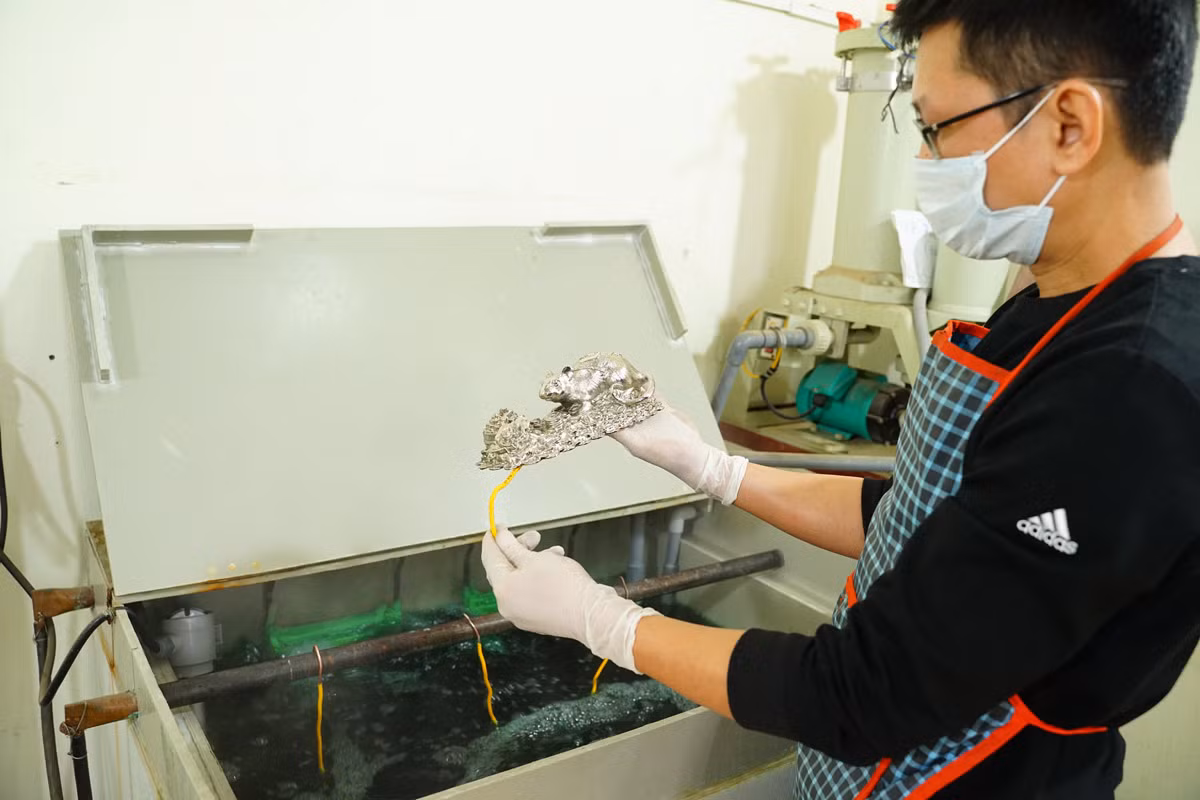 Tùy theo sản phẩm, chất liệu các kỹ sư sẽ tiếp tục mạ thêm 1 lớp kim loại quý tiếp trước khi phủ vàng để các lớp kim loại có độ bám chắc, bền