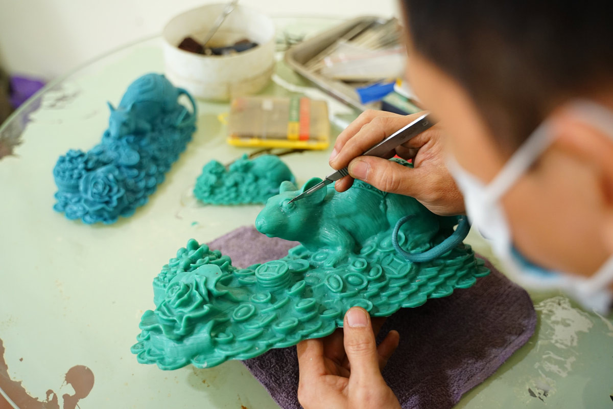 Đến bước “tạo mẫu sáp”: Được đánh giá là công đoạn khó, đòi hỏi người thợ nhiều năm kinh nghiệm tạo mẫu để hình ảnh chuột có hồn, mang những sắc thái cảm xúc phù hợp với từng thiết kế. Đồng thời cũng phải tham vấn từ những chuyên gia phong thủy về dáng, thế với mỗi hình tượng Chuột khác nhau.