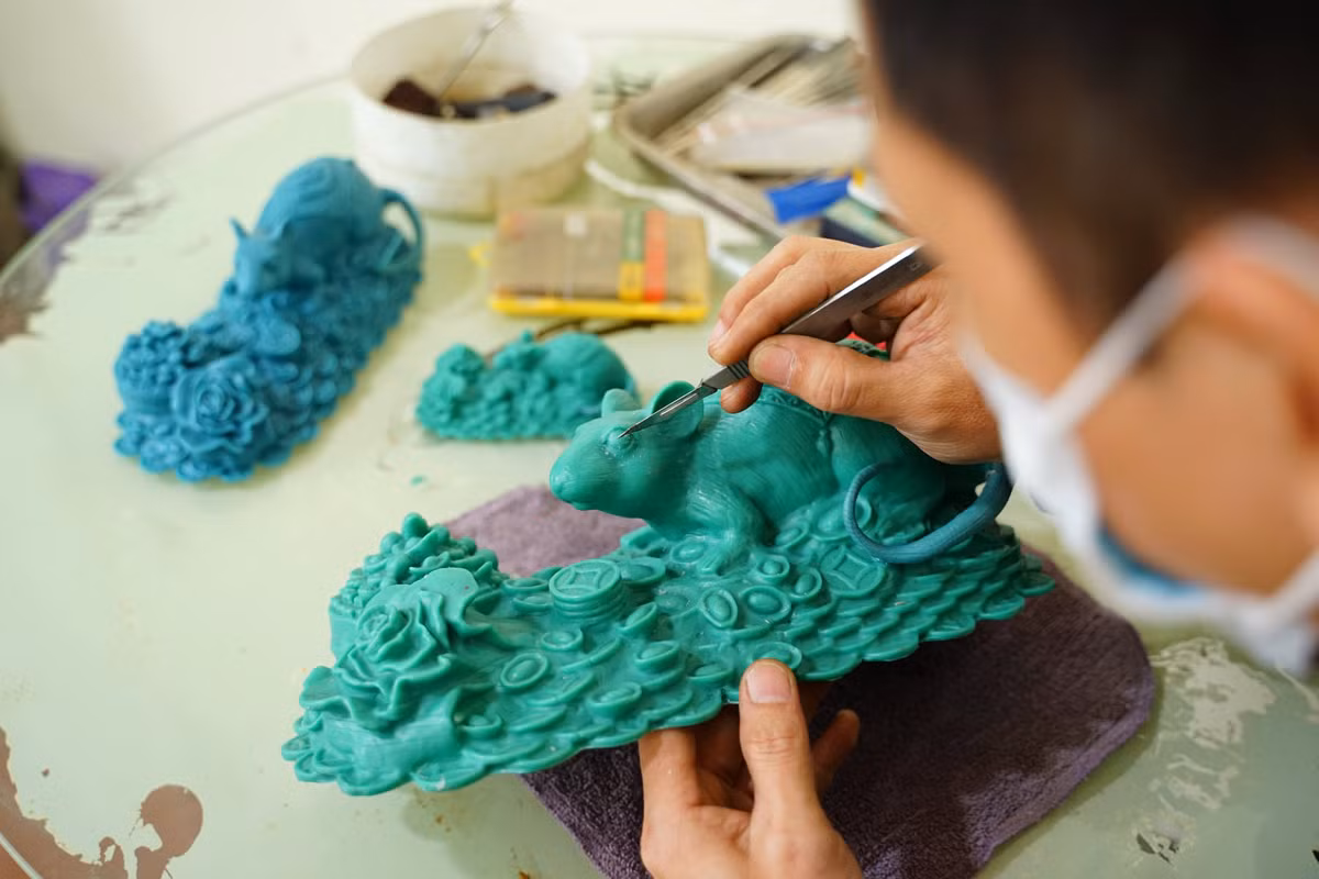 Đến bước “tạo mẫu sáp”: Được đánh giá là công đoạn khó, đòi hỏi người thợ nhiều năm kinh nghiệm tạo mẫu để hình ảnh chuột có hồn, mang những sắc thái cảm xúc phù hợp với từng thiết kế. Đồng thời cũng phải tham vấn từ những chuyên gia phong thủy về dáng, thế với mỗi hình tượng Chuột khác nhau.