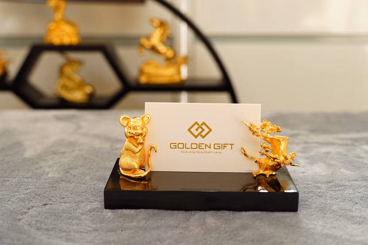 Tuy nhiên, để chế tác ra những chú chuột mạ vàng tinh xảo đến từng đường nét, đội ngũ thợ chế tác mất nhiều nhiều công đoạn như làm nguội, tạo các lớp bóng sáng hay tạo vết nhám, khối giúp việc tạo hình sắc nét nhất. Sau đó, để mạ vàng bóng, đẹp, đều và mịn, cần hơn 10 công đoạn nên rất mất thời gian. Trong đó, công đoạn lên ý tưởng, vẽ phác thảo: Đội ngũ chế tác đã tham khảo ý kiến của rất nhiều chuyên gia phong thủy cùng nhận xét của khách hàng để đưa ra những thiết kế vừa mang tính nghệ thuật lại vừa khắc họa chân thực nhất hình tượng chú chuột Canh Tý.