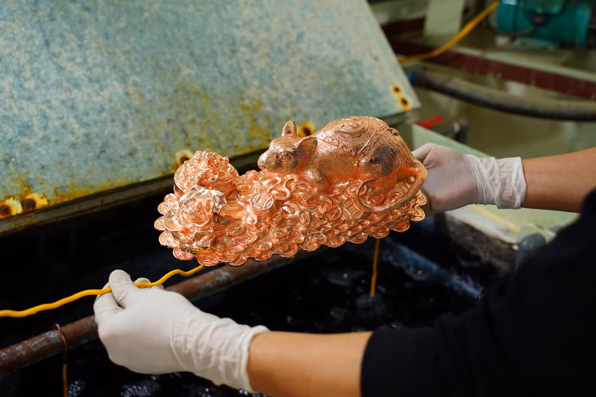 Bước tiếp theo là “làm nguội và xử lý về mặt tượng chuột”: Bước làm này mất rất nhiều thời gian, đòi hỏi sự tỉ mỉ, cần mẫn để những người thợ đánh bóng, tạo nhám, chỉnh lông, gọt các góc cạnh,... mất khoảng 10 công đoạn để có những chú chuột có bề mặt đẹp, mịn đủ điều kiện mạ vàng.