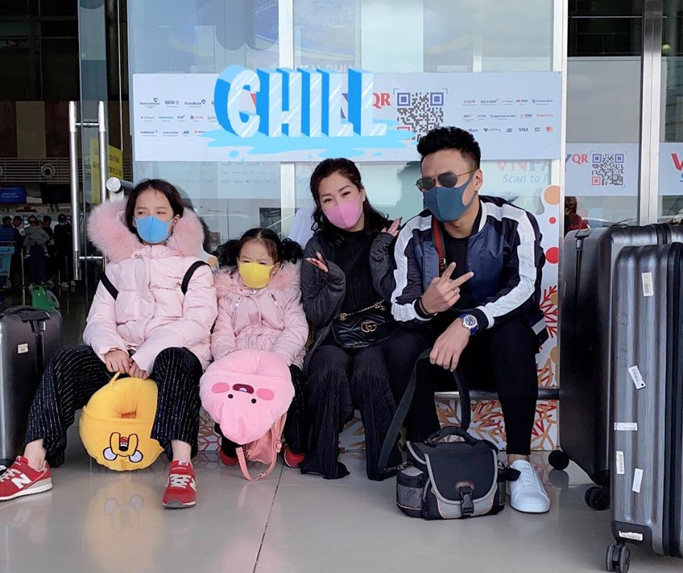 Diễn viên Hồng Đăng và gia đình cũng du xuân vào ngày mùng 2 Tết. Anh viết dí dỏm trên trang facebook cá nhân: Anh viết trên trang cá nhân:"Thời trang du xuân 2020. Nhà cháu đi tránh rét đây. Chúc các bác, các cô, các chú ăn tết vui vẻ nha". (Ảnh: FBNV).