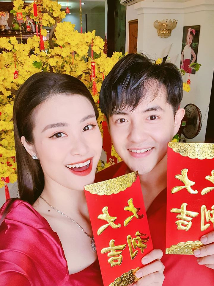 Trong khi đó, hàng loạt sao Việt khác dù bận rộn vẫn gác lại công việc để dành thời gian cho gia đình trong dịp Tết này. (Ảnh: Vợ chồng ca sĩ Đông Nhi - Ông Cao Thắng ở nhà và chuẩn bị rất nhiều bao lì xì may mắn đầu năm để mừng tuổi khách đến chơi dịp Tết Nguyên đán Canh Tý 2020).