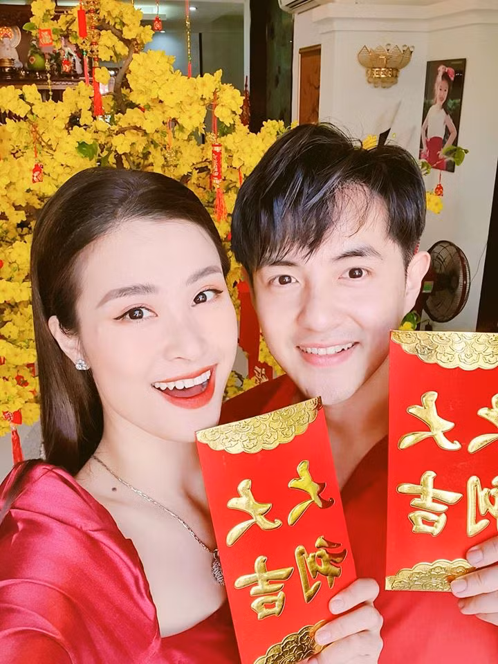 Trong khi đó, hàng loạt sao Việt khác dù bận rộn vẫn gác lại công việc để dành thời gian cho gia đình trong dịp Tết này. (Ảnh: Vợ chồng ca sĩ Đông Nhi - Ông Cao Thắng ở nhà và chuẩn bị rất nhiều bao lì xì may mắn đầu năm để mừng tuổi khách đến chơi dịp Tết Nguyên đán Canh Tý 2020).