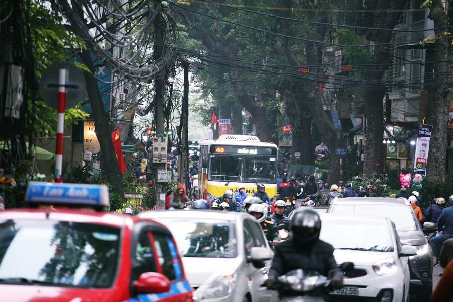 Các phương tiện tham gia lưu thông qua phố hoa Hoàng Hoa Thám những này phải di chuyển từ từ.