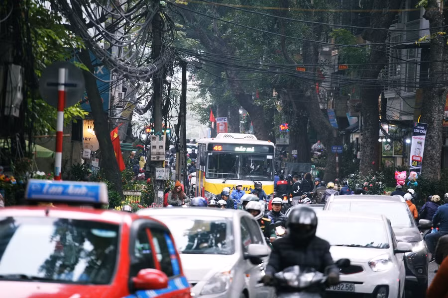 Các phương tiện tham gia lưu thông qua phố hoa Hoàng Hoa Thám những này phải di chuyển từ từ.