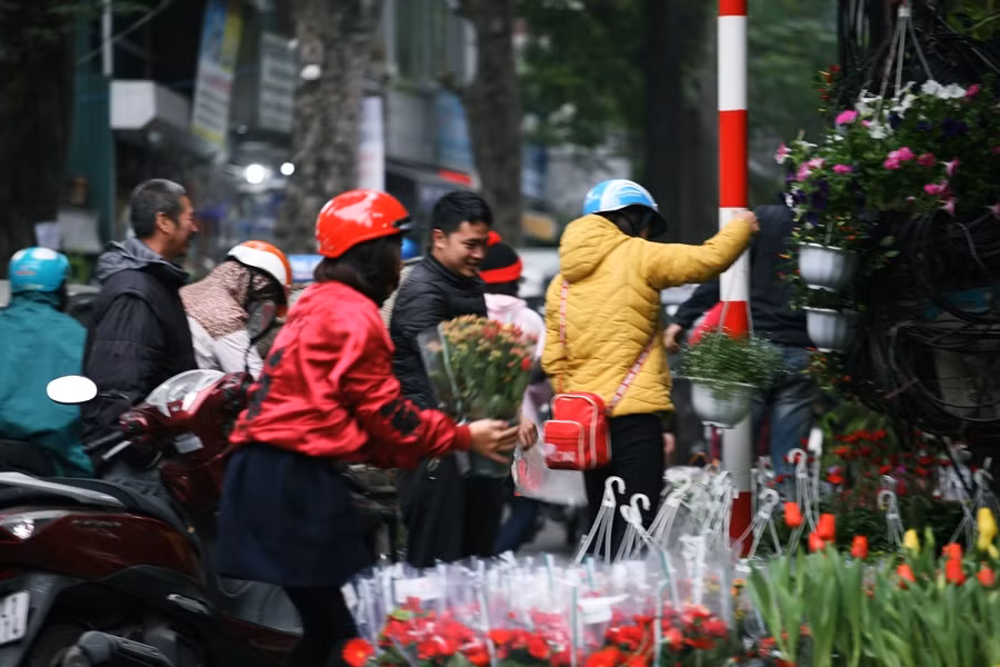 Do chợ hoa Hoàng Hoa Thám không có bãi gửi xe, cũng như tránh gây ùn tắc giao thông nên những người mua chỉ có thể dừng lại một cách chớp nhoáng để lựa chọn.