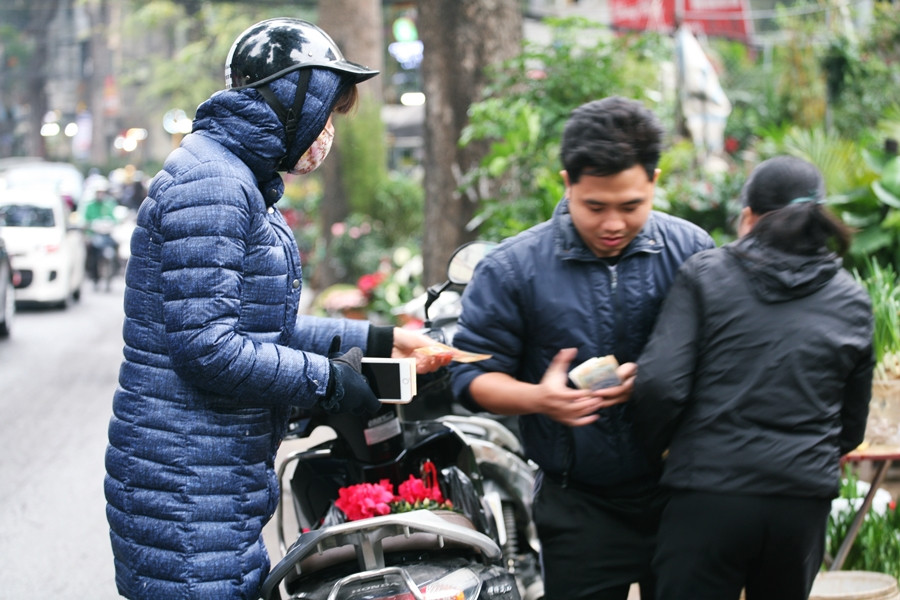 “Kẻ mua người bán” tấp nập.