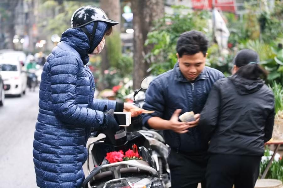 “Kẻ mua người bán” tấp nập.