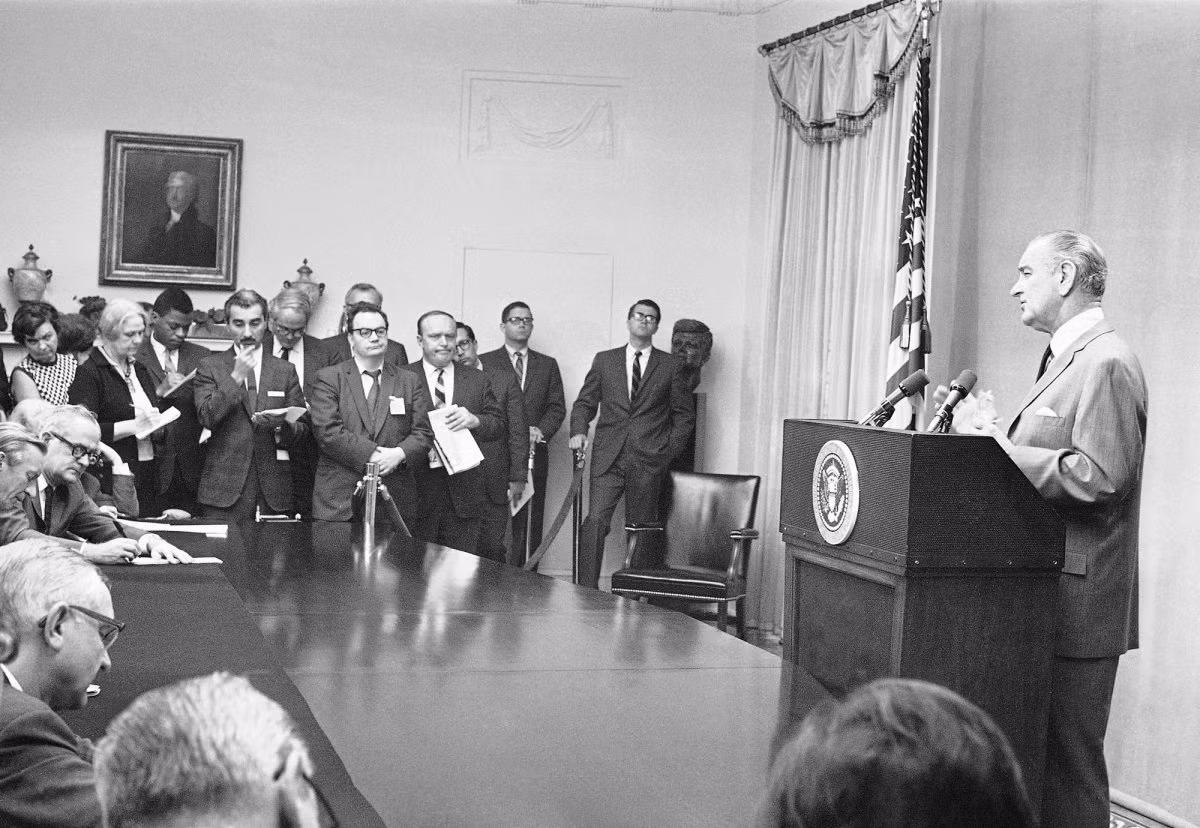 Tổng thống Lyndon B. Johnson rất cảnh giác và đôi khi còn gây áp lực với báo chí. Ông Johnson từng điện thoại cho giám đốc FBI J. Edgar Hoover để được giúp đỡ trong việc trấn áp một bài xã luận của tờ Washington Post liên quan tới cuộc điều tra về vụ ám sát Tổng thống Kennedy. Ảnh: AP.