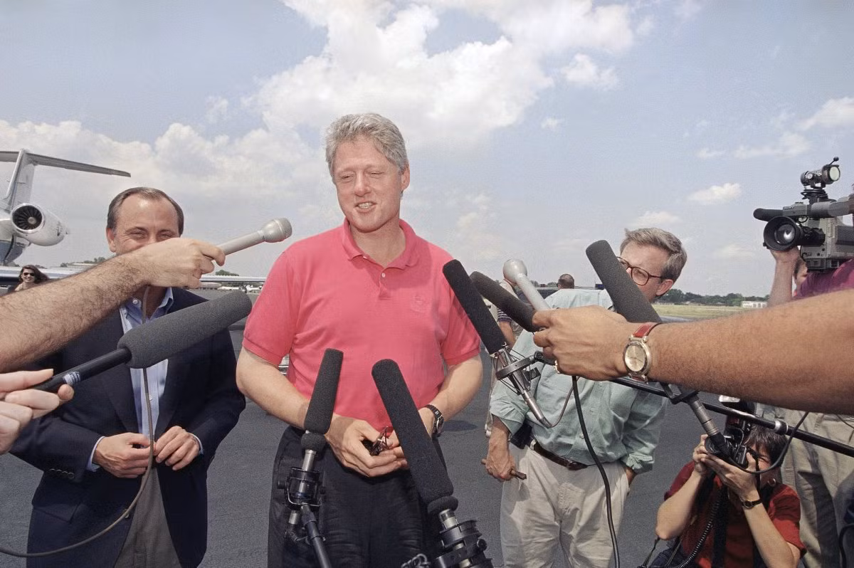 Thư ký báo chí của Tổng thống Bill Clinton, Mike McCurry, là người đầu tiên cho phép truyền hình trực tiếp về cuộc họp báo tại Nhà Trắng. Ảnh: AP.