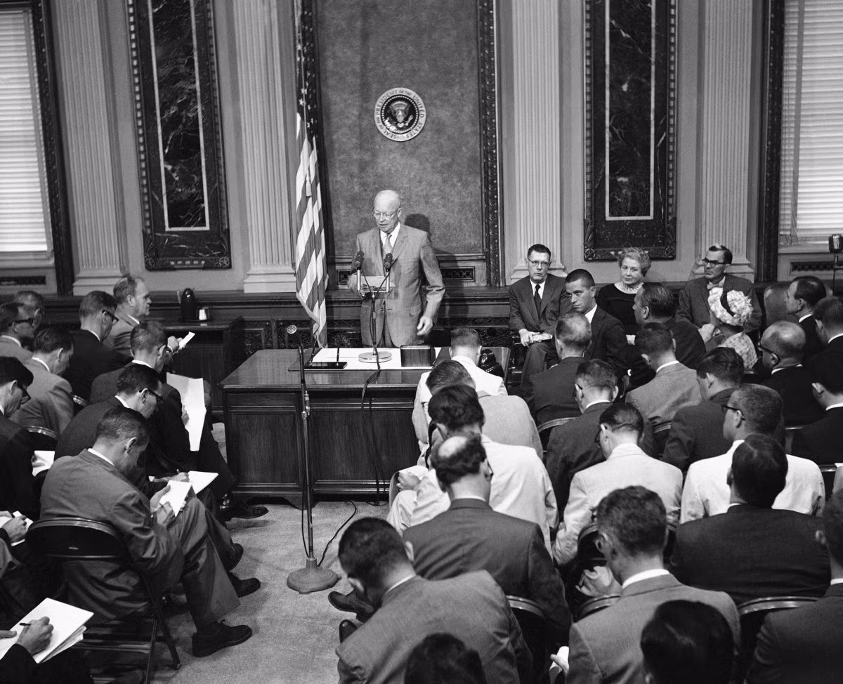 Trong hình là thư ký báo chí của Tổng thống Dwight D. Eisenhower, James Haggerty, người sắp xếp một số cuộc gặp gỡ giữa Tổng thống và báo chí, như các cuộc họp báo thường kỳ theo lịch trình. Ảnh: AP.