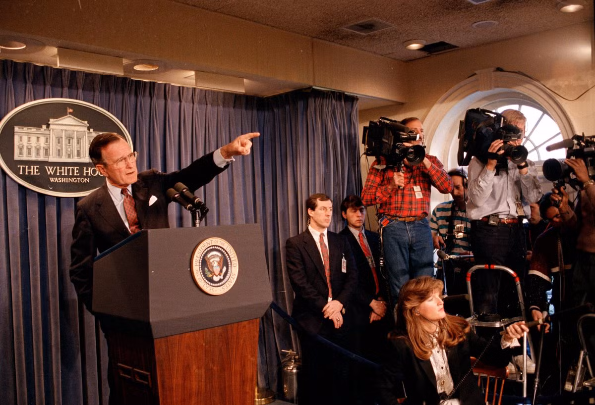 Trong chiến dịch tranh cử tổng thống năm 1988 của ông, Phó Tổng thống George H.W. Bush khi đó đã chỉ trích nhà báo Dan Rather sau khi ông ta đặt câu hỏi về vụ bê bối Iran-Contra. Ảnh: AP.