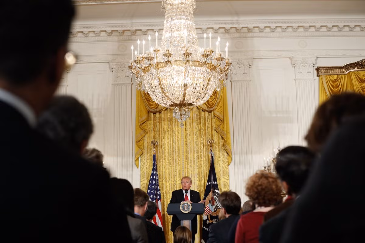 Mối quan hệ của Tổng thống Donald Trump với các phương tiện truyền thông khá căng thẳng. Trên Twitter, ông Trump đã nhiều lần gọi các tổ chức tin tức như CNN, The New York Times, CBS, NBC News và ABC là "trang tin giả mạo". Ảnh: AP.