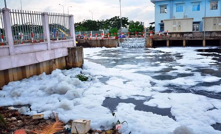 Mỗi khi có gió, lớp bọt này bay đầy như tuyết, bốc mùi hôi thối nồng nặc, nhiều người dân sống ven kênh phải đóng kín cửa vì sợ bọt bay vào nhà. 