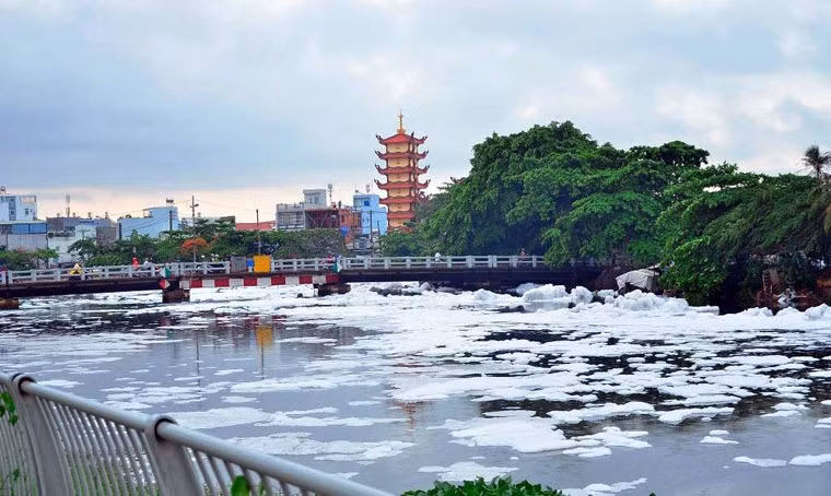 Anh: “Tuyet trang” phu kin kenh rach sau con mua dau mua o SG