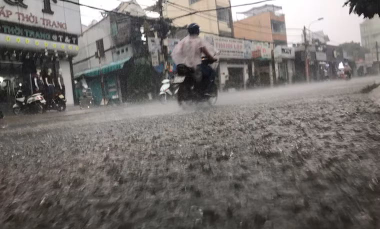 Đến khoảng 13h cùng ngày, khắp các quận huyện từ trung tâm ra đến vùng ngoại thành TP HCM đều xuất hiện mưa cực lớn.