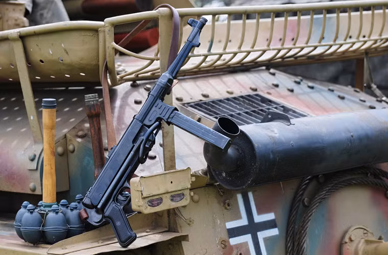 MP-40 là loại súng tiểu liên bán tự động và tự động, hoạt động theo nguyên tắc nạp đạn bằng phản lực bắn, với thiết kế vỏ kim loại hoàn toàn cùng báng gấp khá đẹp và gọn. Ban đầu người ta sản xuất chúng từ nhôm đúc, nhưng sau đó do quá tốn kém nên chúng chỉ được làm với nhôm dát mỏng qua kỹ thuật hàn điện và thậm chí cả nhựa tổng hợp.Tuy nhiên, chúng vẫn nổi tiếng với sự chính xác cao và đặc biệt không bao giờ bị kẹt đạn khi bắn.