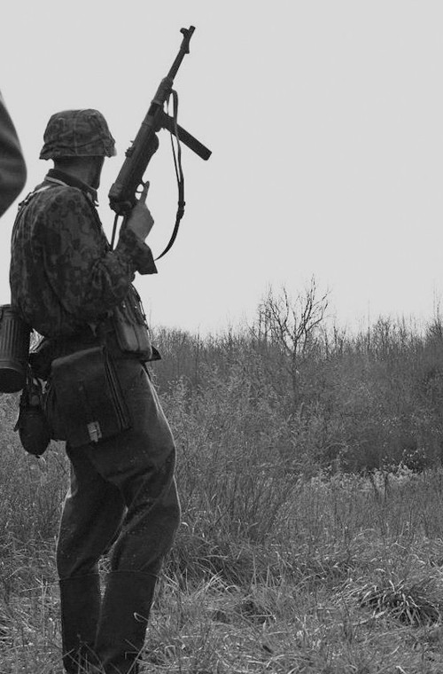 MP-40 dùng đạn cỡ 9x19mm với băng đạn 32 viên, tầm bắn hiệu quả 100-200m, bắn xa nhất 200m, tốc độ bắn 950 phát/phút.