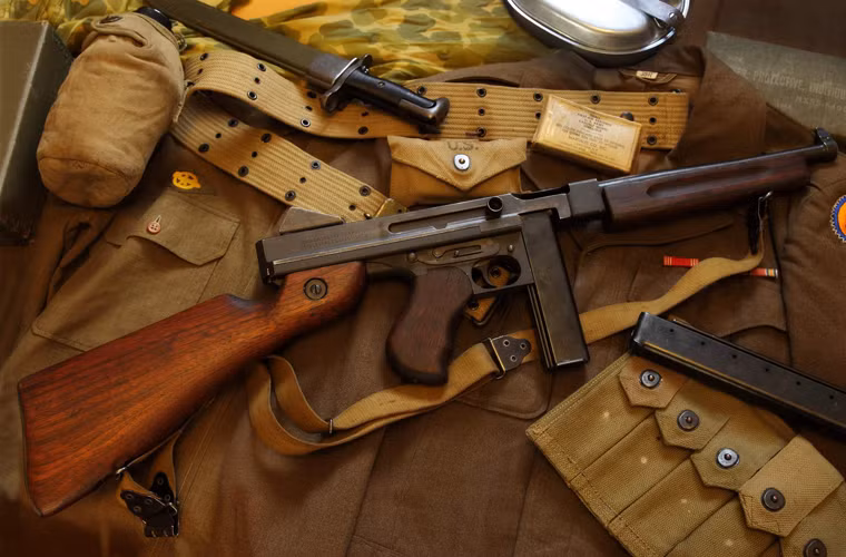 Nếu như Liên Xô tự hào với khẩu PPSh-41 thì người Mỹ hãnh diện với súng tiểu liên Thomson. Với ưu điểm tốc độ bắn nhanh, thay đạn dễ dàng, bắn chính xác, khoảng 1,7 triệu khẩu Thomson đã được sản xuất từ 1921-1940, trang bị cho các lực lượng Quân đội Mỹ cùng đồng minh sử dụng suốt CTTG 2.