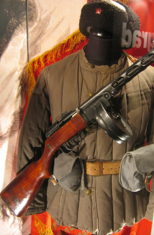 Súng tiểu liên PPSh-41 được đánh giá là có thiết kế rất đơn giản, dễ chế tạo, dễ sử dụng, nhưng kết cấu vững chắc. Súng dùng cỡ đạn 7,62x25mm Tokarev được đánh giá là có tầm bắn chính xác tốt hơn cả đạn 9x19mm trên khẩu MP-40 của Đức phát xít, vượt trội hoàn toàn khẩu Thomson huyền thoại Mỹ.
