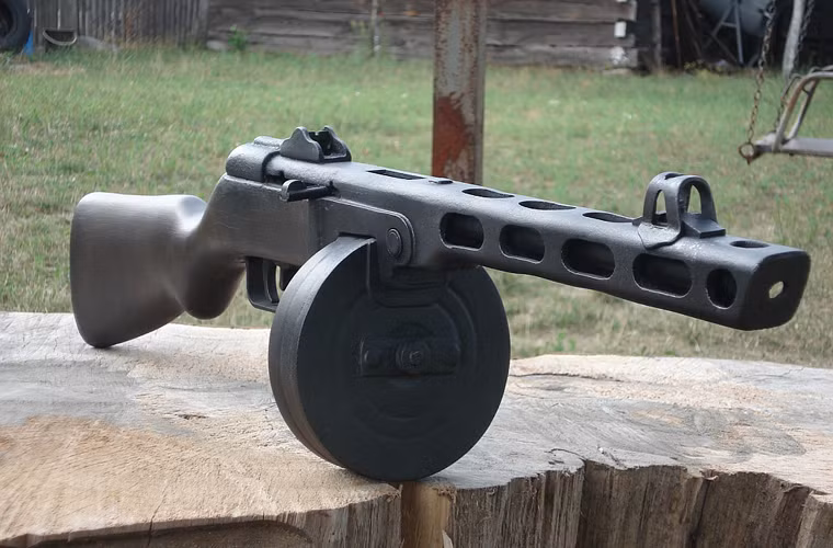 Một trong những "tượng đài súng tiểu liên trong CTTG 2" là khẩu PPSh-41 do Georgi Shpagin thiết kế cho Hồng quân Liên Xô. Được chấp nhận trang bị từ năm 1941, khoảng 6 triệu khẩu đã được sản xuất liên tục tới tận những năm 1950 mới kết thúc.