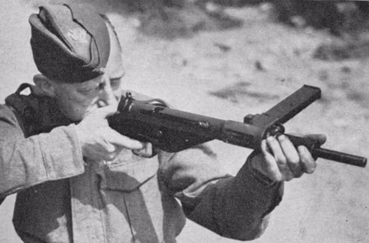 Sten dùng cơ cấu nạp đạn bằng phản lực bắn, dùng đạn cỡ 9x19mm với băng đạn thẳng 32 viên (nhưng đặt khá khác thường), tầm bắn hiệu quả 100m, tốc độ bắn 500 phát/phút.