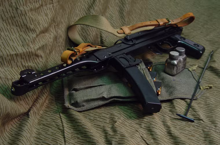 Ngoài khẩu PPSh-41 huyền thoại, trong CTTG 2, Liên Xô còn đưa vào sản xuất khẩu tiểu liên PPS do Alexei Sudayev phát triển. Đây là loại vũ khí được chế tạo với tiêu chí rẻ, dễ chế tạo và bền để viện trợ cho đồng minh bên cạnh việc trang bị cho Hồng quân. Khoảng 2 triệu khẩu được sản xuất từ 1942-1946.