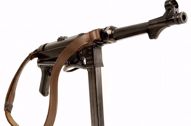 Về phía Đức phát xít, trong CTTG thứ 2, quân đội nước này chủ yếu sử dụng khẩu tiểu liên MP-40 (cùng các biến thể MP-38, MP-41). Đây cũng là khẩu tiểu liên được sản xuất với số lượng lớn nhất của nước Đức trong CTTG 2. Được thiết kế năm 1938 bởi Heinrich Vollmer, hơn 1 triệu khẩu đã được chế tạo từ 1940-1945.