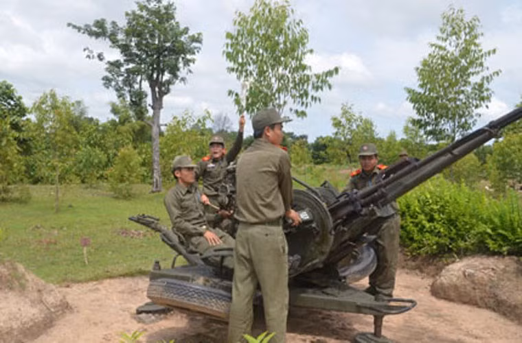 Lực lượng phòng không Lào có khoảng 170 khẩu pháo các loại và 120 bệ phóng tên lửa vác vai SA-7. Ảnh: Bộ đội Lào huấn luyện sử dụng pháo phòng không ZU-23-2 cỡ 23mm.