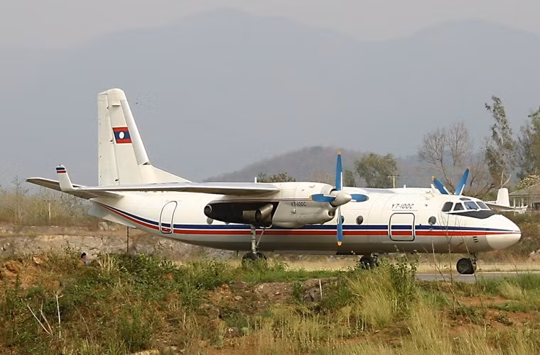 Không quân vận tải Lào có các loại máy bay vận tải hạng nhẹ như An-2, An-26 và máy bay chở khách dùng cho VIP như An-74 và MA60. Ảnh: Máy bay vận tải tầm ngắn An-26 của Lào.