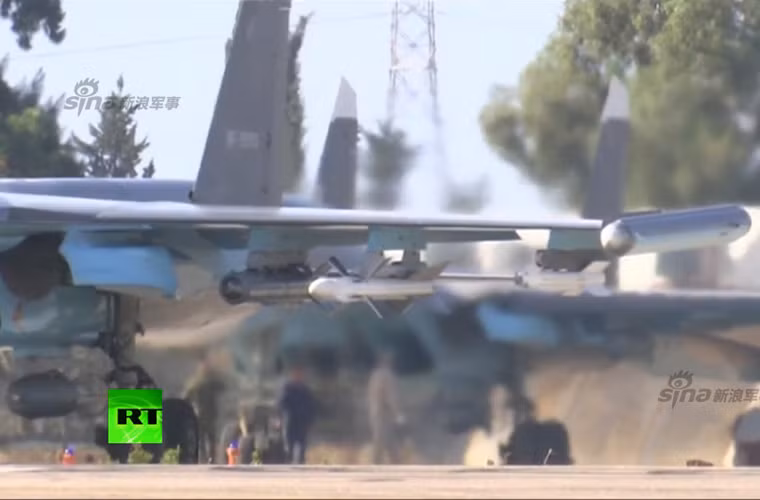 Ảnh: Su-34 chuẩn bị cất cánh thực hiện phi vụ không kích IS với bom hàng không KAB-500Kr và tên lửa không đối không R-73 và R-27.