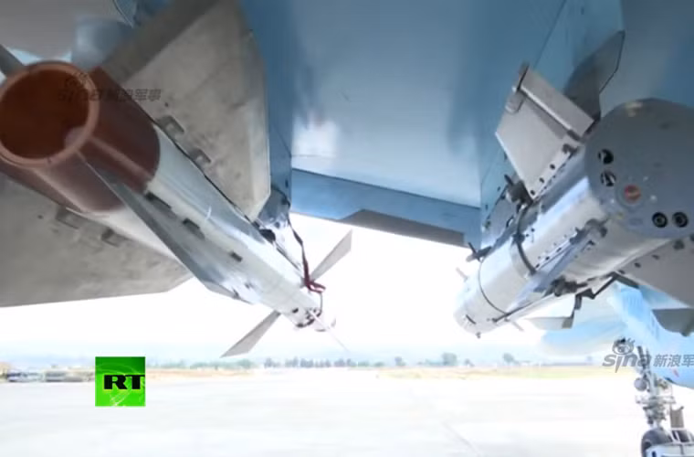 Trong đó, R-27 là loại tên lửa không đối không tầm trung - xa hiện đại của Không quân Nga hiện nay. Nó được phát triển với hai biến thể chính gồm: R-27R (dùng đầu tự dẫn radar bán chủ động, tầm bắn hiệu quả 2-42,5km, tối đa 73km); R-27T (dùng đầu tự dẫn hồng ngoại, tầm bắn hiệu quả 2-33km, tầm bắn tối đa 63km). Cả hai loại tên lửa có thể bắn mục tiêu sau đuôi với cự ly 0,7-7km.