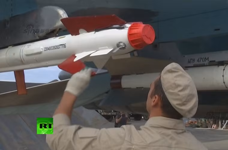 Việc trang bị cho Su-34 tên lửa không đối không được thực hiện sau khi xảy ra vụ máy bay F-16 Thổ Nhĩ Kỳ bắn rơi máy bay Su-24 của Nga trên biên giới Syria – Thổ. Ảnh: Cán bộ kĩ thuật Nga đang kiểm tra quả đạn tên lửa đối không R-73 dẫn đường hồng ngoại, tầm bắn 20-30km.