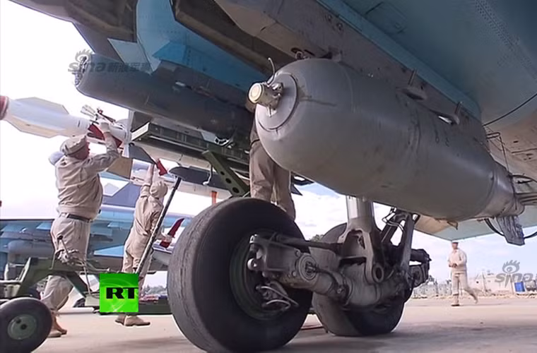 Ngay lập tức, phía Mỹ đã có phản ứng sau khi biết tin Su-34 mang tên lửa không đối không. Theo lập luận của phía Mỹ, phiến quân IS không có lực lượng không quân, nên việc Su-34 tham chiến tại Syria mang theo tên lửa không đối không là không cần thiết. Bên cạnh đó, Lầu Năm góc cũng kêu gọi phía Nga tuân thủ thỏa thuận an toàn bay và tránh va chạm trên không mà hai bên đã ký.